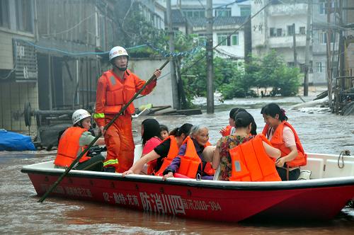 四川南充遭遇暴雨袭击 消防紧急营救被困群众--中国年鉴