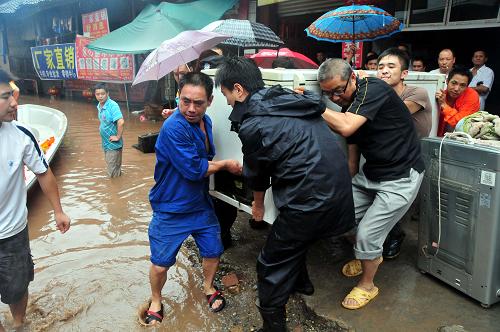 四川南充遭遇暴雨袭击 消防紧急营救被困群众--中国年鉴