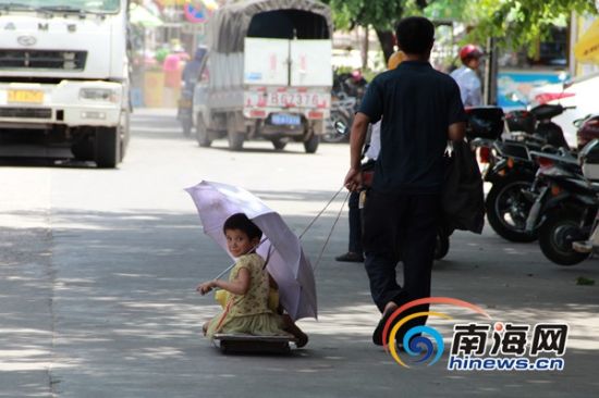 童丐获捐助赴京看病 现重返街头乞讨引关注--国家形象