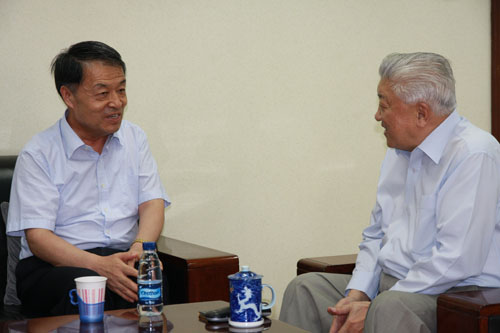 杨传堂走访各司局看望老部长--中国年鉴社