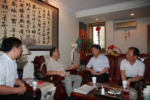 杨传堂走访各司局看望老部长--中国年鉴社
