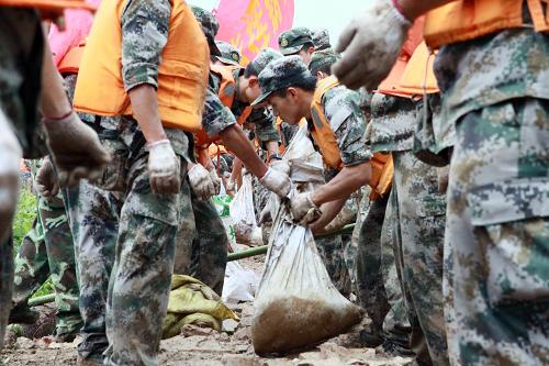 官兵昼夜奋战封堵浙江西苕溪大堤决口--年度总结