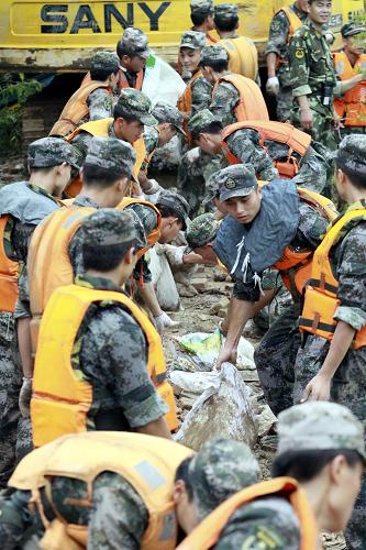 官兵昼夜奋战封堵浙江西苕溪大堤决口--年度总结