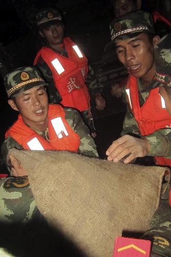 官兵昼夜奋战封堵浙江西苕溪大堤决口--年度总结