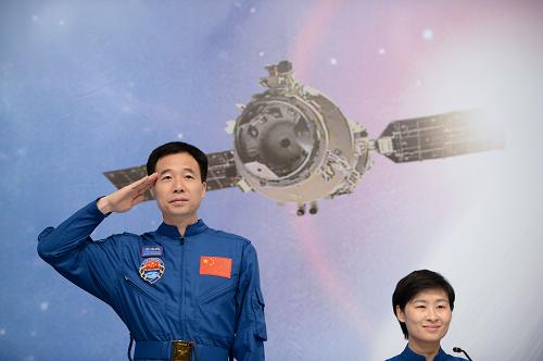 神舟九号载人航天报告会在澳门举行--中国年鉴