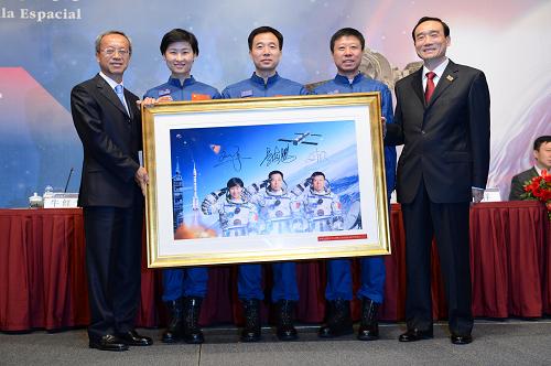 神舟九号载人航天报告会在澳门举行--中国年鉴